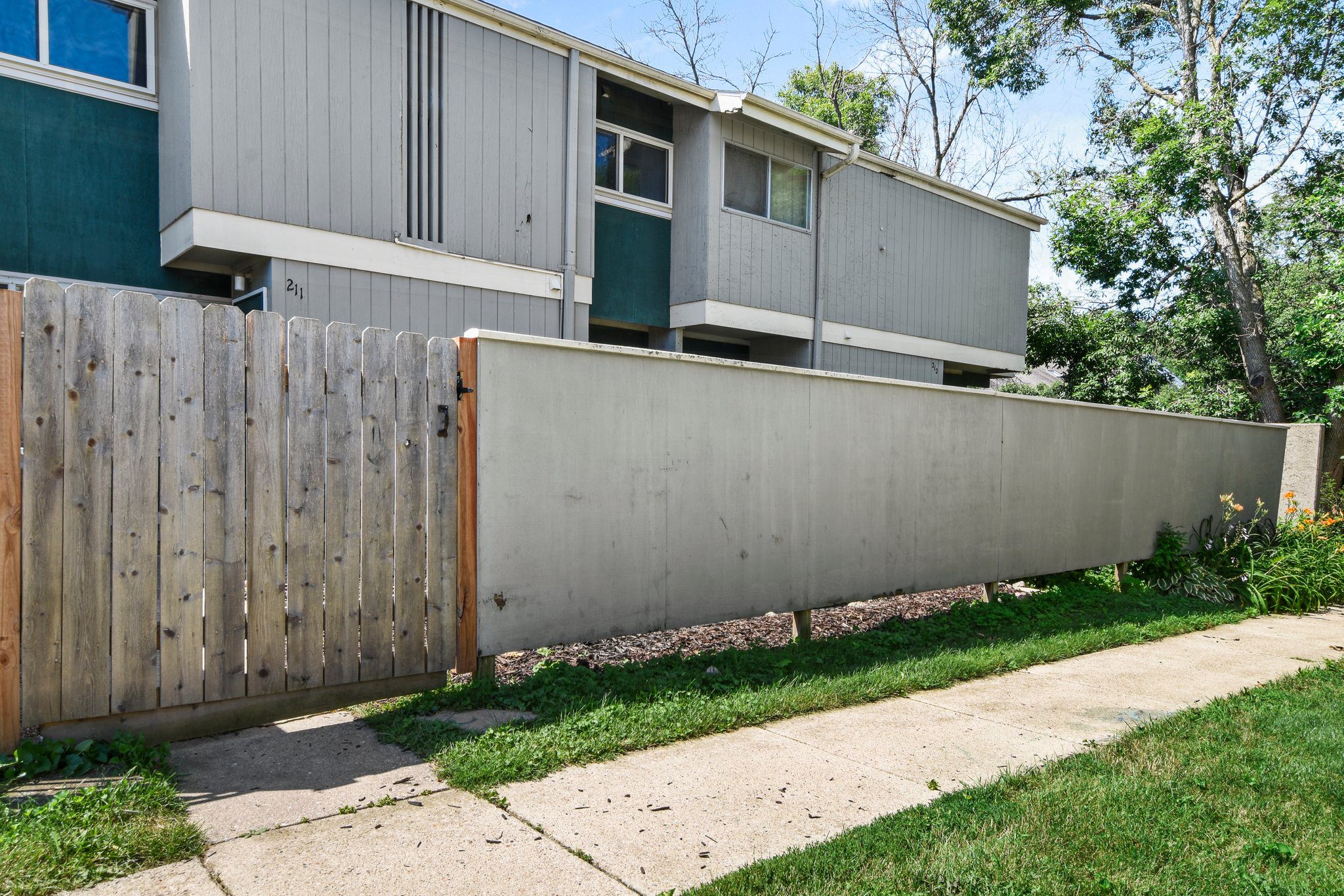 2-web-or-mls-211-east-bluff